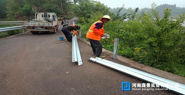 波形梁丝瓜官网入口污立柱安装.jpg