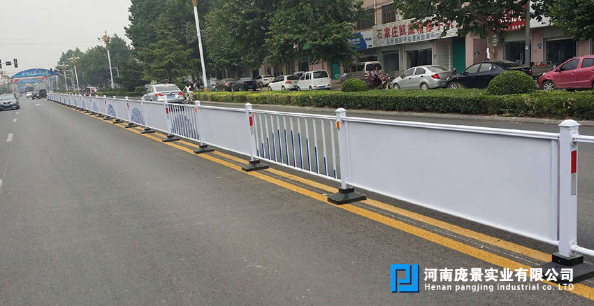 道路中央隔离丝瓜官网入口污.jpg