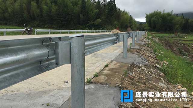 乡村公路波形丝瓜官网入口污防阻块.jpg